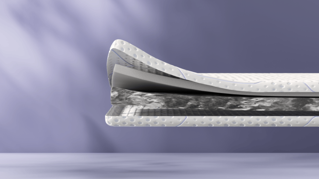 Doorsnede van de Emma Original Pro+ Topper, met meerdere lagen schuim en textiel in verschillende kleuren en texturen.